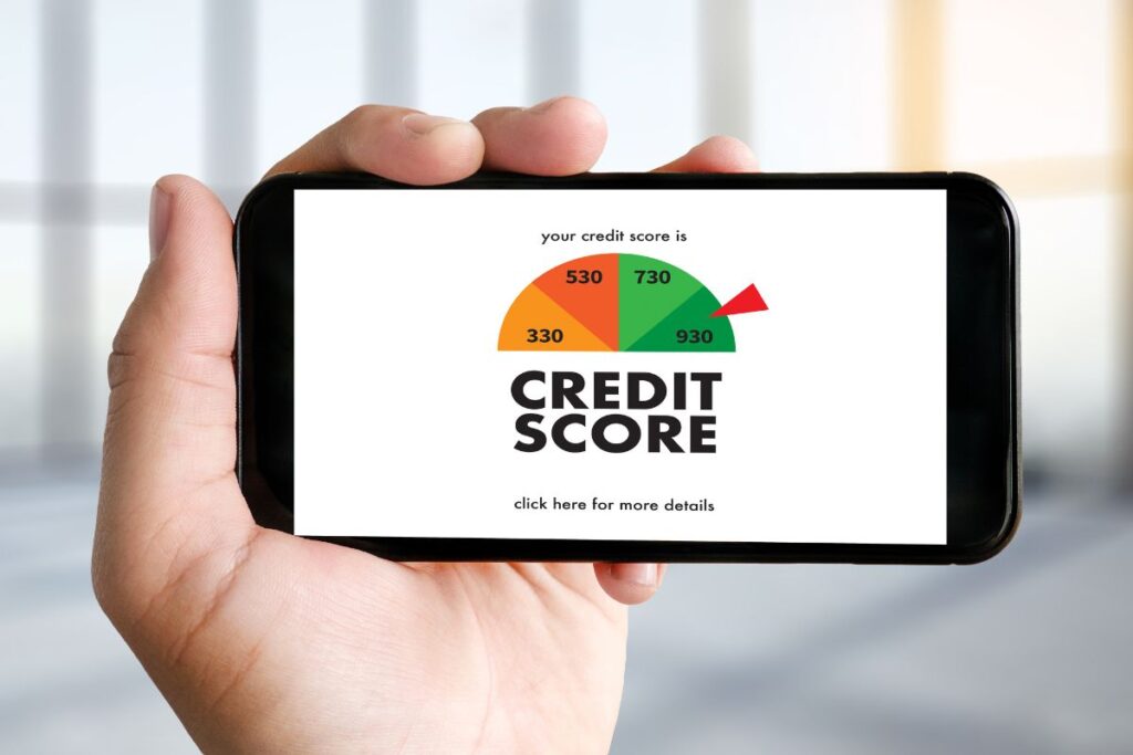 Mão segurando um smartphone com a tela exibindo um gráfico de "Credit Score" (Pontuação de Crédito) com a pontuação 730 destacada na área verde.